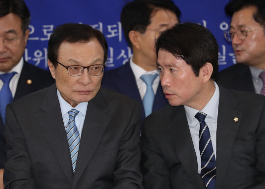 민주당 이해찬 대표(왼쪽)와 이인영 원내대표가 6일 여의도 국회에서 열린 현장최고위원회의에서 대화를 하고 있다.    연합뉴스